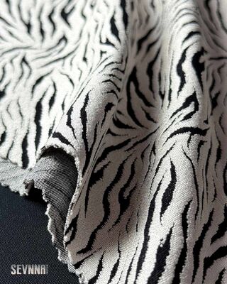 100% Recycled Nylon Fabric with Customizable Color Options and Quick-Drying Capability for Eco-Friendly Textile Solutions